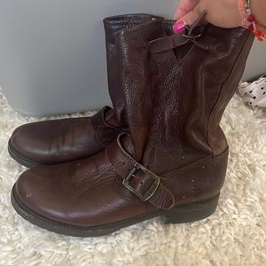 Short fryer brown leather boots